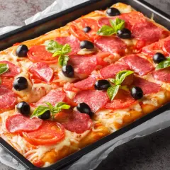 Chrupiąca pizza na cieście francuskim z salami, pomidorami, oliwkami i bazylią, prosto z blachy.