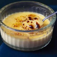 Kremowy deser z karmelizowaną skórką, idealny na deser. Ten creme brulee przepis jest prosty i pyszny.