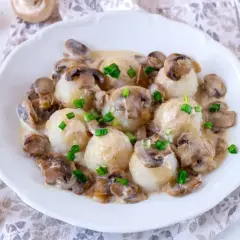 Pyszne kluski ziemniaczane w kremowym sosie pieczarkowym. Idealne, gdy zastanawiasz się, ile gotować pieczarki.
