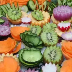 Piękne, proste dekoracje z warzyw: kwiaty z rzodkiewki, kiwi, cebuli, marchewki i ogórka.
