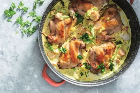 Królik w śmietanie, przepis babci. Aromatyczne kawałki królika w kremowym sosie ze śmietany, z dodatkiem warzyw i ziół.