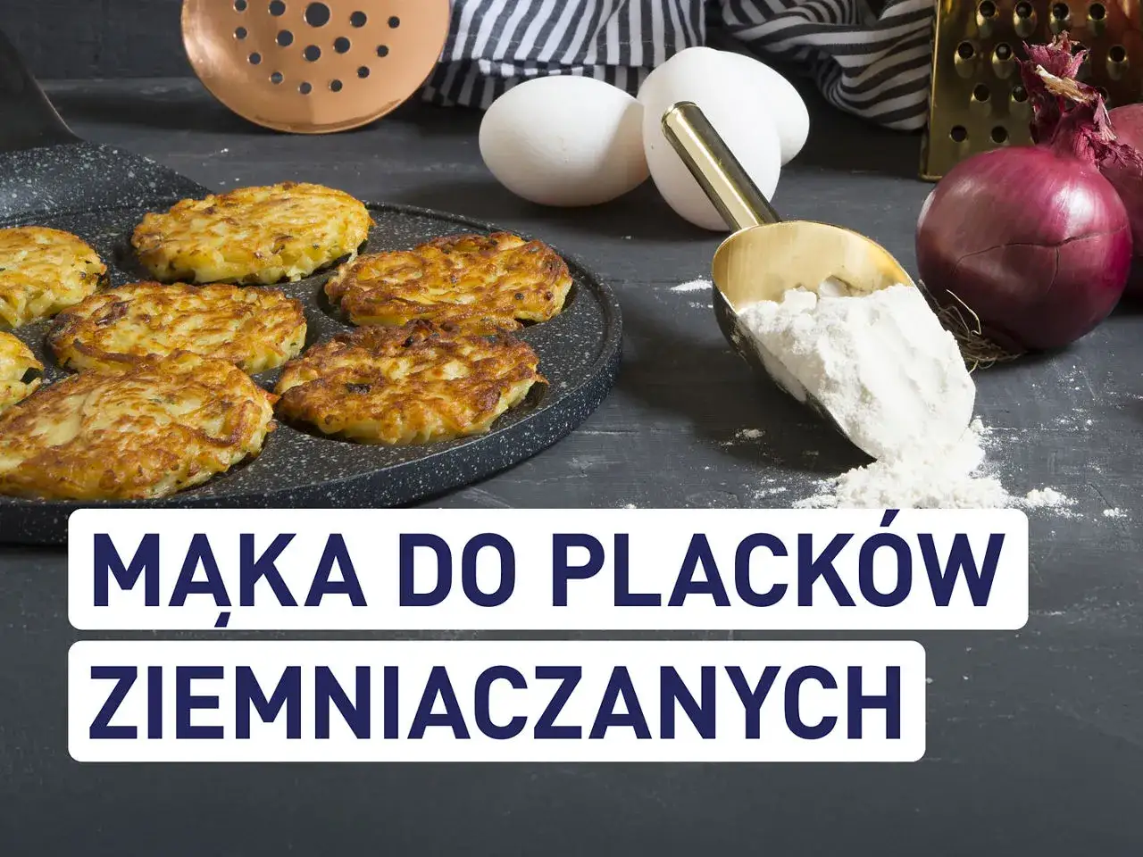 Złociste placki ziemniaczane na patelni, obok jajka, cebula i miarka mąki. Jaka mąka do placków ziemniaczanych?