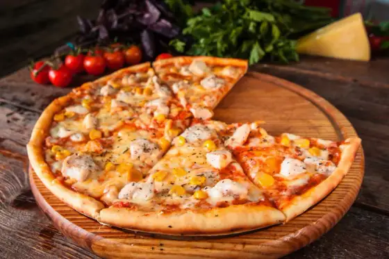 Pizza z kurczakiem - Przepis na idealny spód i smak!